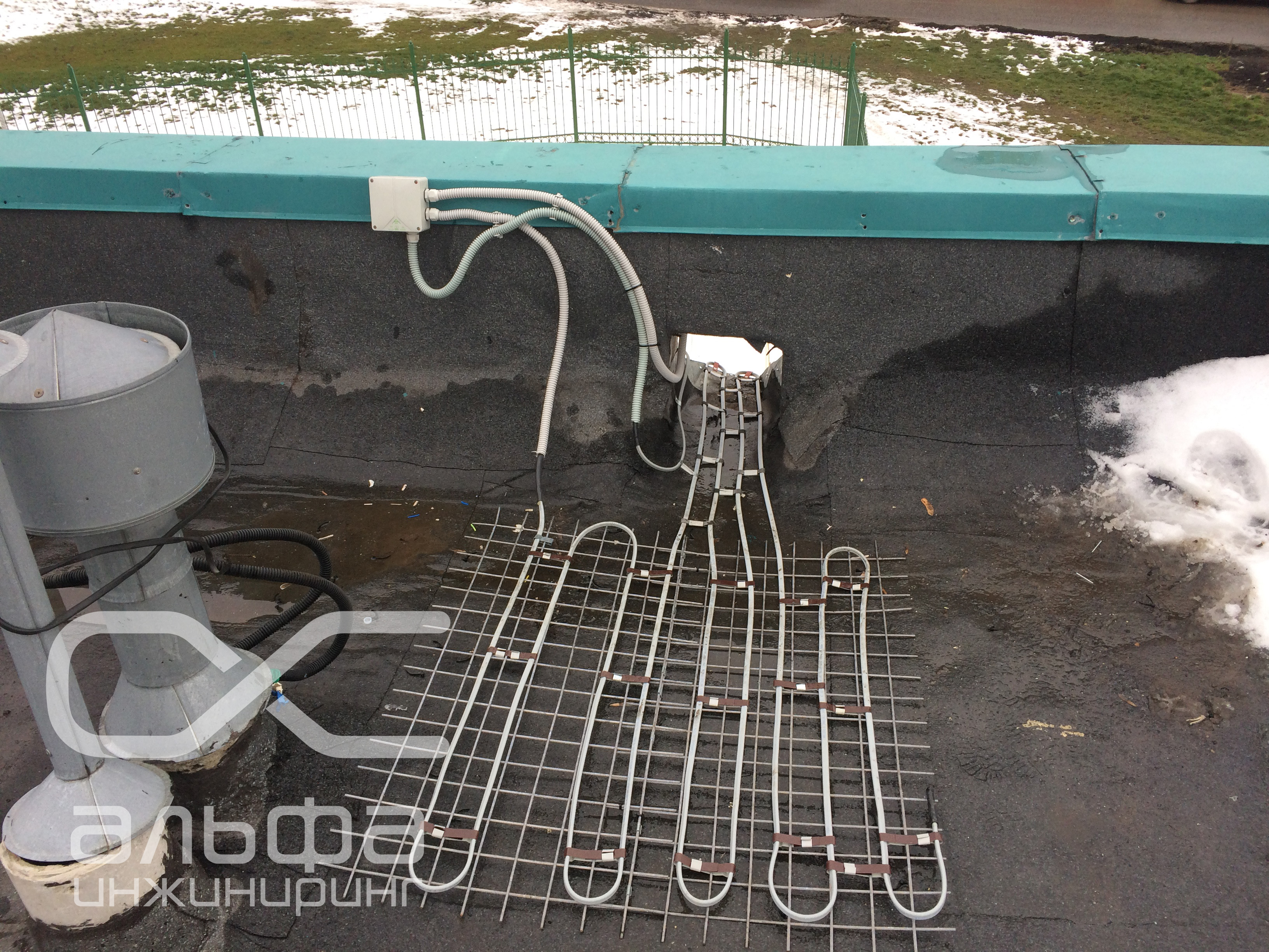 Обогрев выпусков водосточных труб саморегулирующимся кабелем (здание магазина "Перекресток")