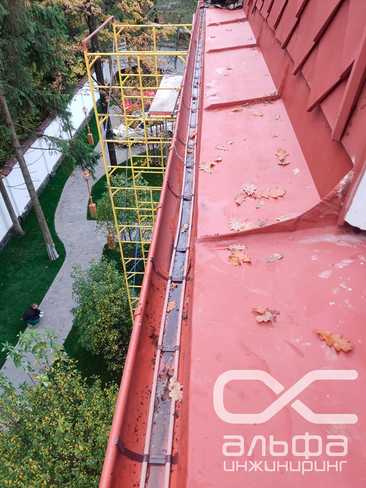 Обогрев водосточной системы кровли здания саморегулирующимся кабелем
